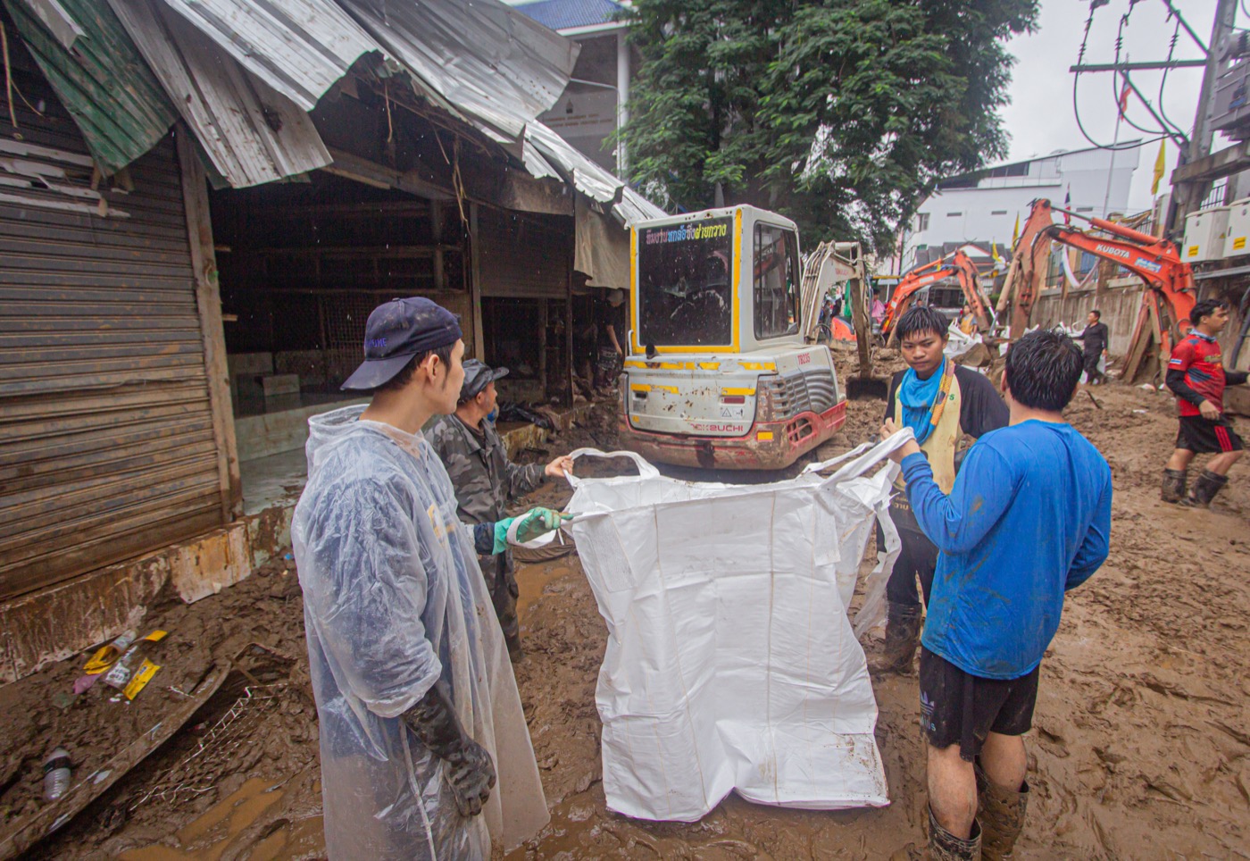 GMH Charity flood activity in Mae Sai, photo 3 of 6