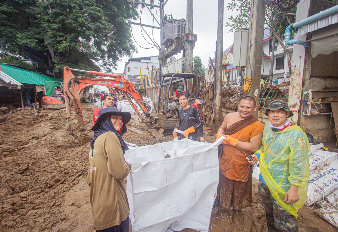 GMH Charity flood activity in Mae Sai, photo 4 of 6