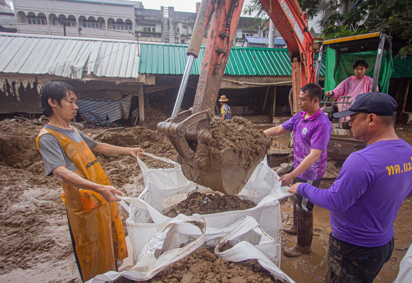 GMH Charity flood activity in Mae Sai, photo 5 of 6